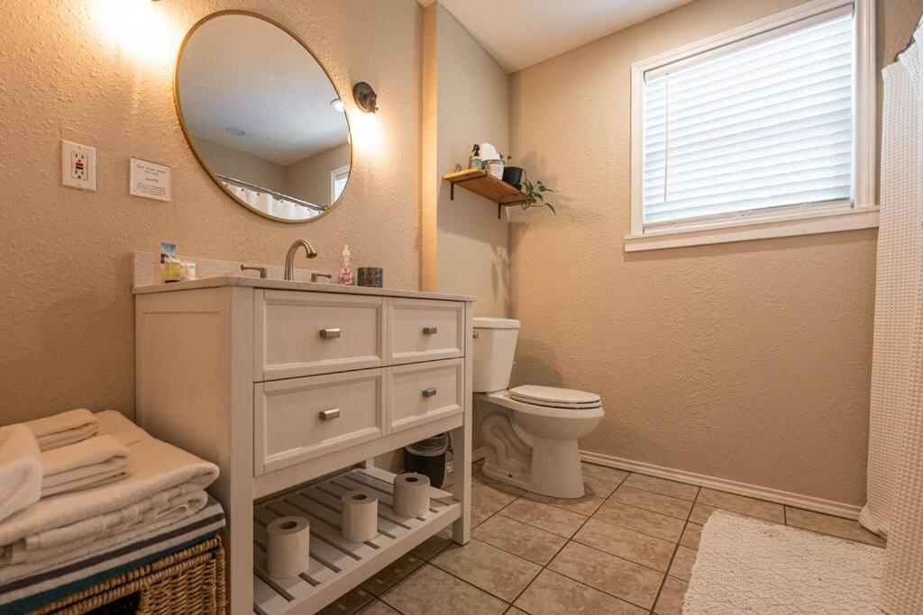 Escape To A Restored 1920S East Waco Bungalow 外观 照片